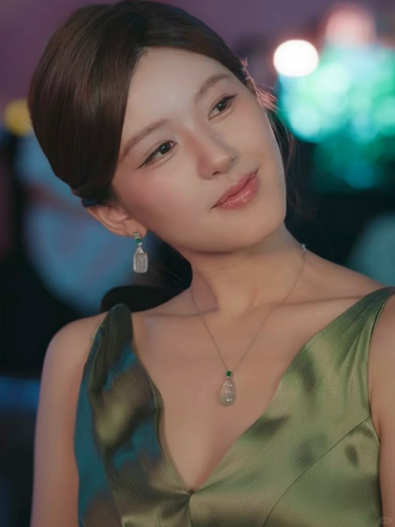 Ngoài yếu tố phong thủy, ngọc phỉ thúy còn tượng trưng cho phẩm chất như chính trực, điềm tĩnh và tinh tế. Đây cũng là loại trang sức mang giá trị bền vững, có thể lưu giữ lâu dài và truyền lại qua nhiều thế hệ trong gia đình.