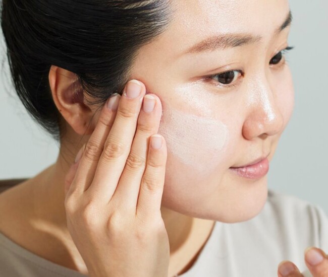 Hiểu rõ kiến thức về kem chống nắng giúp chị em dễ chọn đúng sản phẩm phù hợp với loại da và nhu cầu sử dụng. Khi dùng đúng cách, kem chống nắng không chỉ bảo vệ da khỏi tia UV mà còn hạn chế sạm nám, lão hóa và các vấn đề tổn thương da lâu dài.