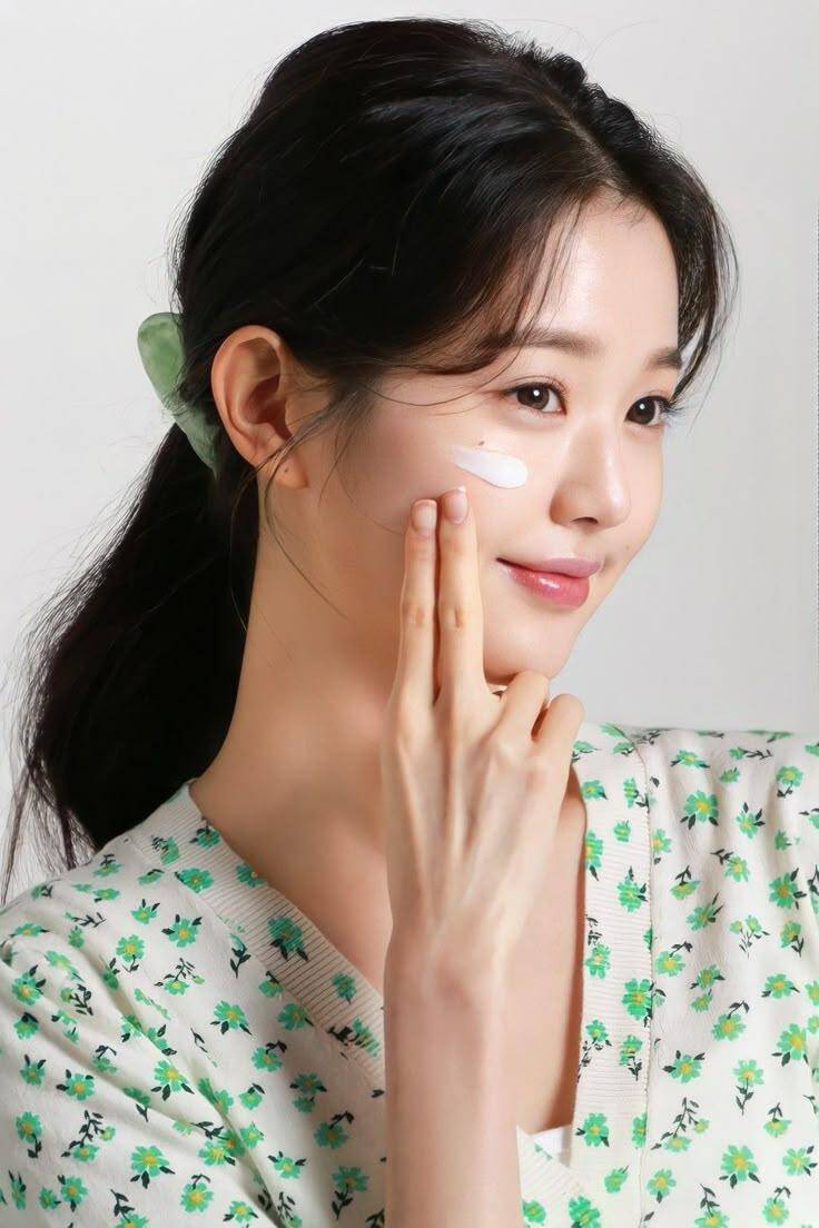 SPF đo khả năng chống tia UVB. SPF 30 chặn khoảng 97%, SPF 50 khoảng 98%. Chênh lệch không quá lớn, nên chọn SPF 30-50 cho sinh hoạt hằng ngày. Quan trọng hơn là bôi đủ lượng và thoa lại thường xuyên.