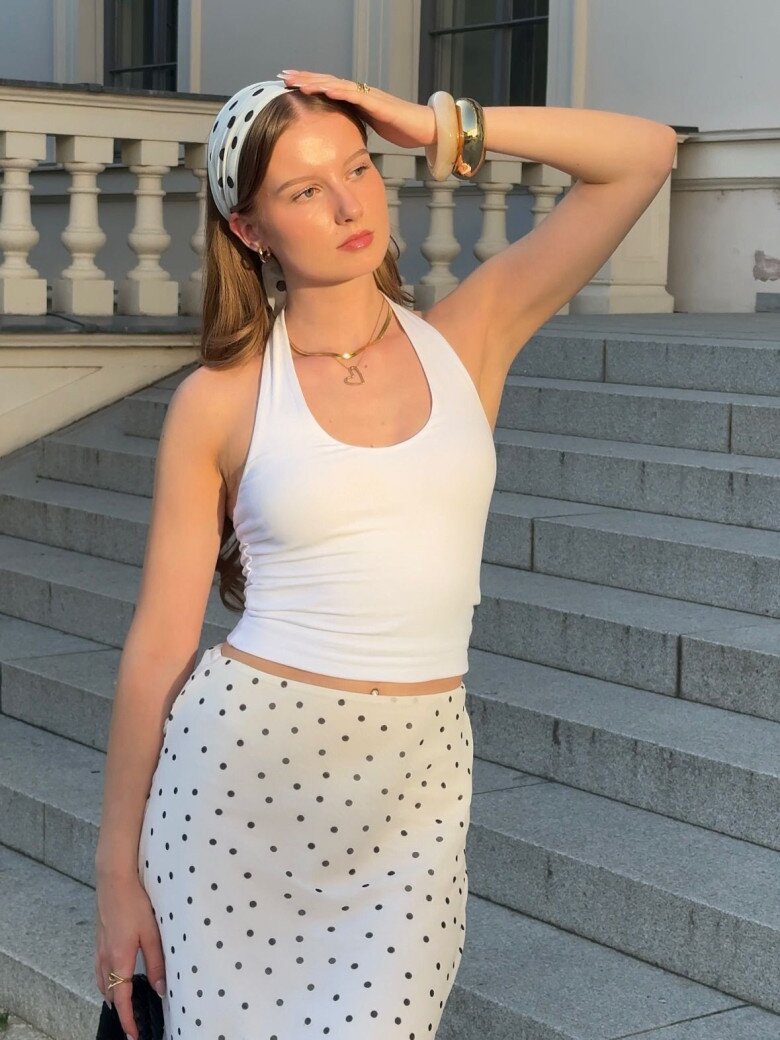 Khi phối cùng chân váy, trang sức bản to giúp tổng thể vừa nữ tính vừa có điểm nhấn mạnh mẽ. Sự kết hợp này mang lại vẻ ngoài hài hòa giữa mềm mại và sang trọng, phù hợp với nhiều hoàn cảnh từ đi làm đến dạo phố.