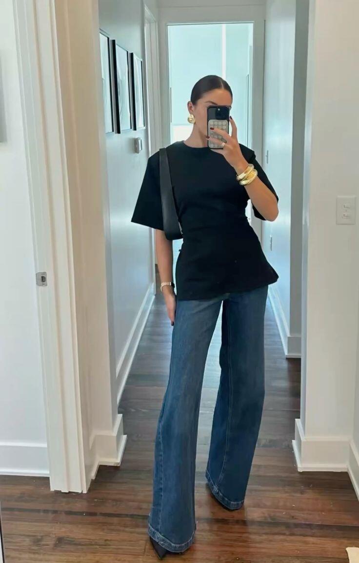 Áo basic khi kết hợp cùng trang sức bản to sẽ không còn đơn điệu. Chỉ cần thêm một chiếc vòng cổ chunky hoặc khuyên tai nổi bật, tổng thể đã trở nên thời thượng hơn. Đây là cách đơn giản để nâng cấp outfit hàng ngày mà không cần thay đổi quá nhiều.