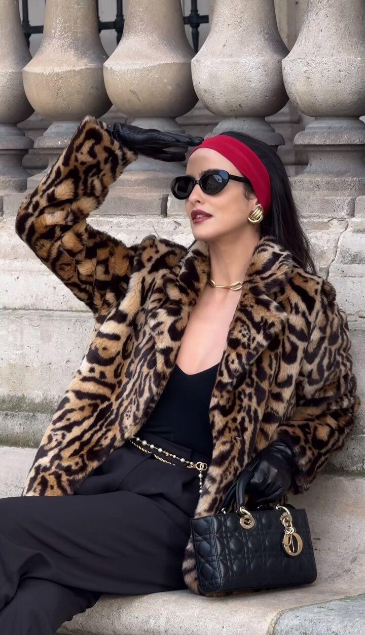 Quần âu khi kết hợp cùng trang sức bản to mang lại vẻ ngoài thanh lịch nhưng không hề đơn điệu. Những món phụ kiện như vòng cổ chunky hay khuyên tai lớn giúp set đồ công sở trở nên nổi bật hơn. Đây là cách đơn giản để nâng tầm phong cách mà vẫn giữ được sự tinh tế cần thiết.