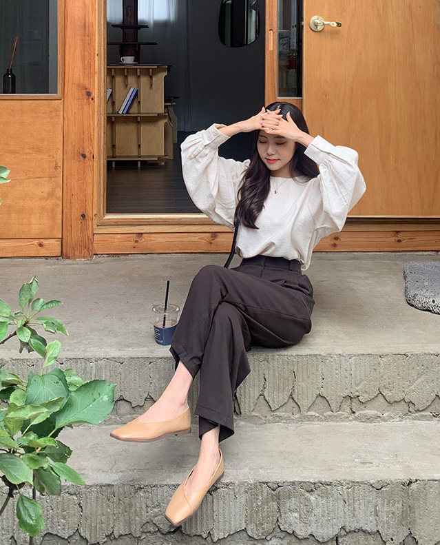 Áo blouse giúp quần âu ống suông trở nên mềm mại và nữ tính hơn. Những chi tiết như tay bồng hoặc cổ chữ V giúp outfit thanh lịch nhưng vẫn giữ được nét hiện đại.