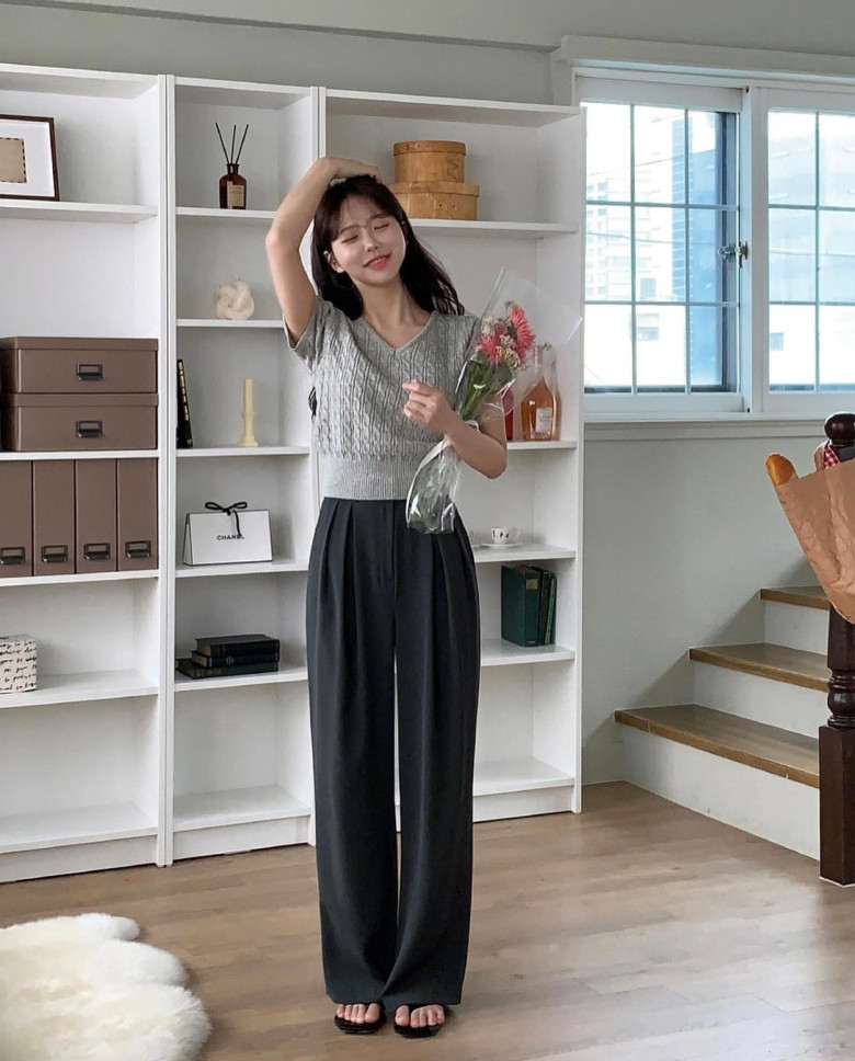Áo cộc tay giúp quần âu ống suông trông trẻ trung và thoải mái hơn trong mùa Hè. Đây là kiểu phối tối giản nhưng vẫn đủ gọn gàng và thời trang nơi công sở.