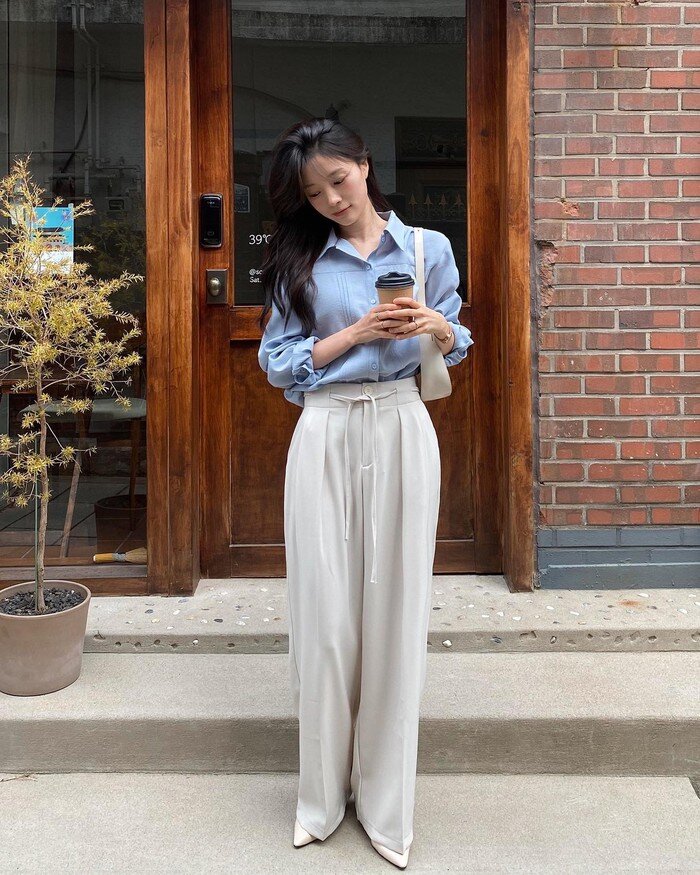 Quần âu ống suông phối cùng áo sơ mi mang lại cảm giác thanh lịch và chỉn chu. Đây là công thức công sở dễ mặc, phù hợp với nhiều độ tuổi và gần như không lỗi mốt.