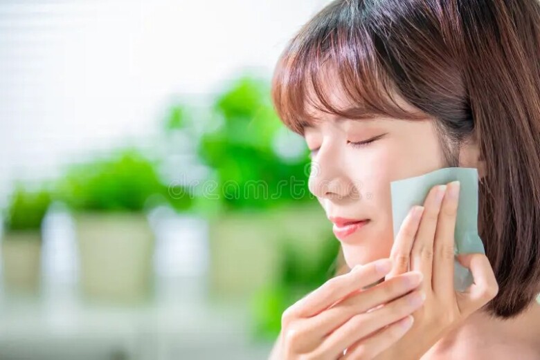 Lạm dụng giấy thấm dầu quá mức có thể khiến da mất cân bằng dầu - nước làm da ngày càng khô, xỉn màu.