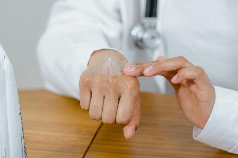 Tại sao càng thấm dầu nhiều, da mặt lại càng xỉn màu? Chuyên gia chỉ ra sai lầm khiến da ngày càng xuống cấp - 4