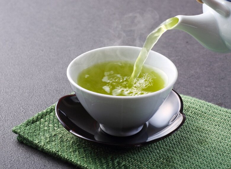Trà xanh giàu catechin chống oxy hóa, giúp làm chậm lão hóa, giảm viêm, hỗ trợ kiểm soát cân nặng và bảo vệ làn da trước tác động môi trường.