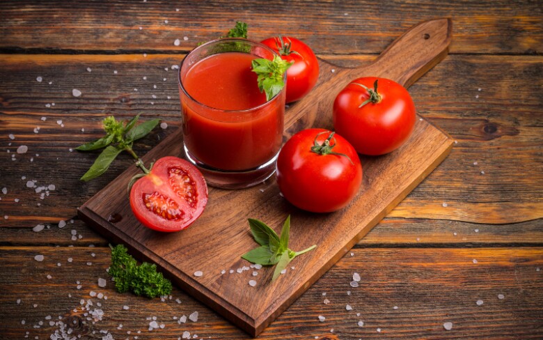 Cà chua chứa lycopene và vitamin C, giúp chống oxy hóa, bảo vệ da trước tia UV, đồng thời hỗ trợ tăng sinh collagen, giúp da sáng khỏe tự nhiên.