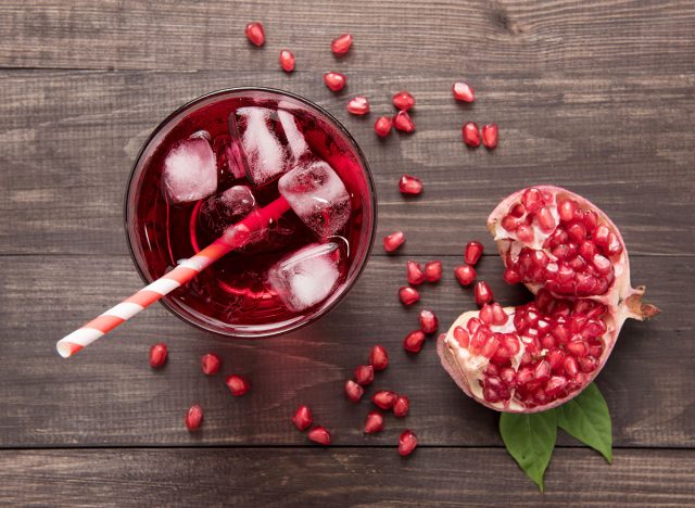 Lựu chứa nhiều polyphenol và vitamin C, giúp trung hòa gốc tự do, hỗ trợ tái tạo collagen, cải thiện tuần hoàn máu và mang lại làn da rạng rỡ.