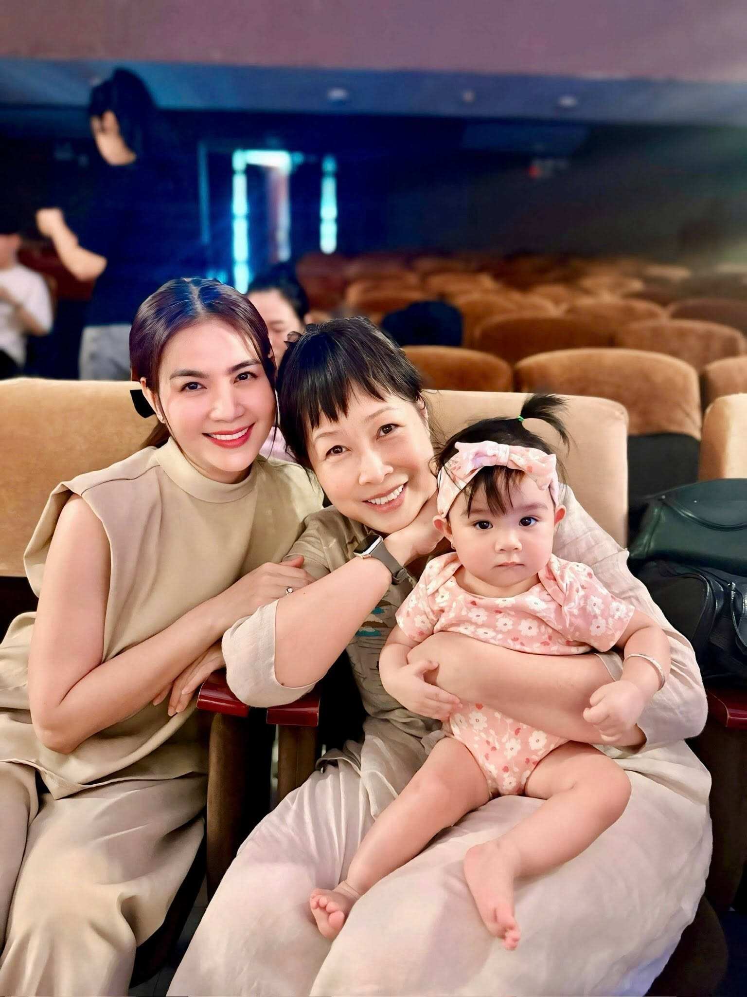Kha Ly thường xuyên đưa con gái theo cùng trong những buổi gặp gỡ bạn bè, đồng nghiệp thân thiết. Nhờ đó, bé Lita ngày càng dạn dĩ, tự tin giao tiếp và làm quen với môi trường đông người.