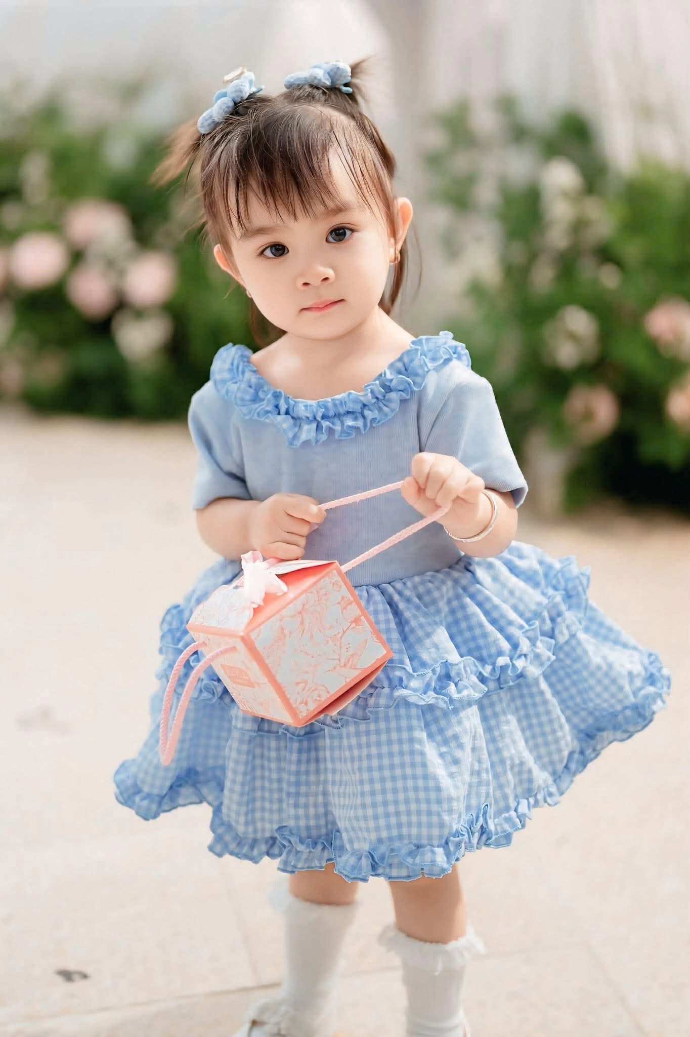 Vẻ ngoài xinh xắn, được khen ngợi như búp bê của con gái Kha Ly khi gần 2 tuổi.