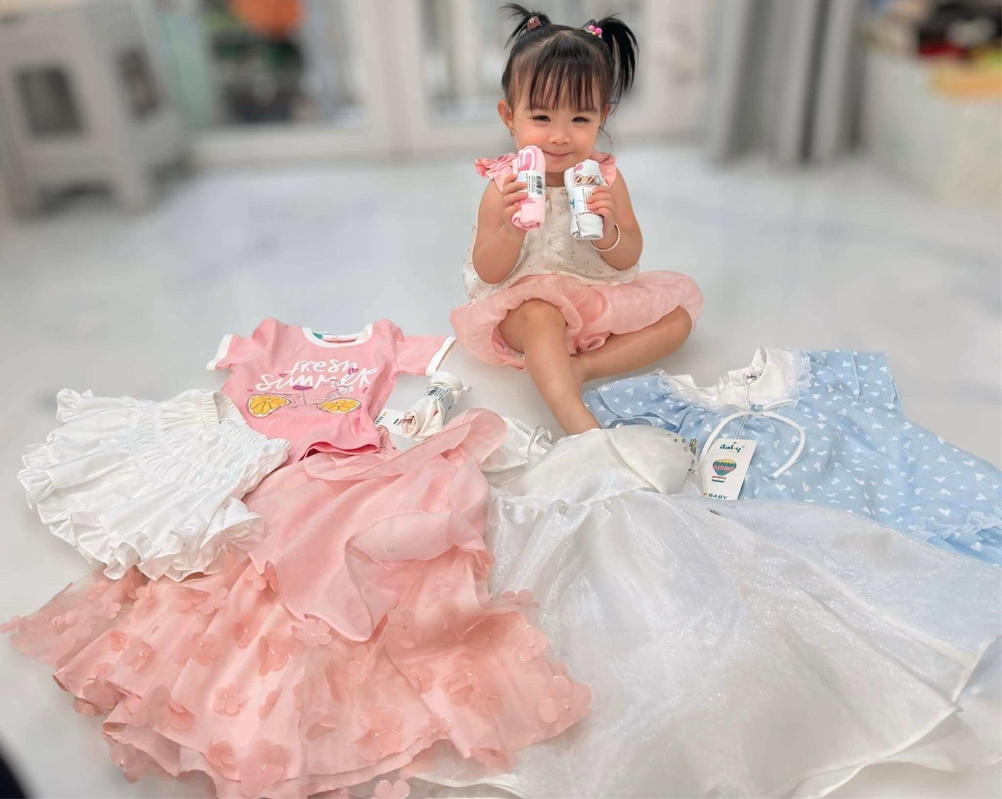 Bên cạnh việc đầu tư cho con gái theo học trong môi trường phù hợp, Kha Ly cũng thường chăm chút hình ảnh cho bé Lita. Nữ diễn viên sắm cho ái nữ nhiều trang phục đáng yêu, phù hợp với từng dịp khác nhau.
