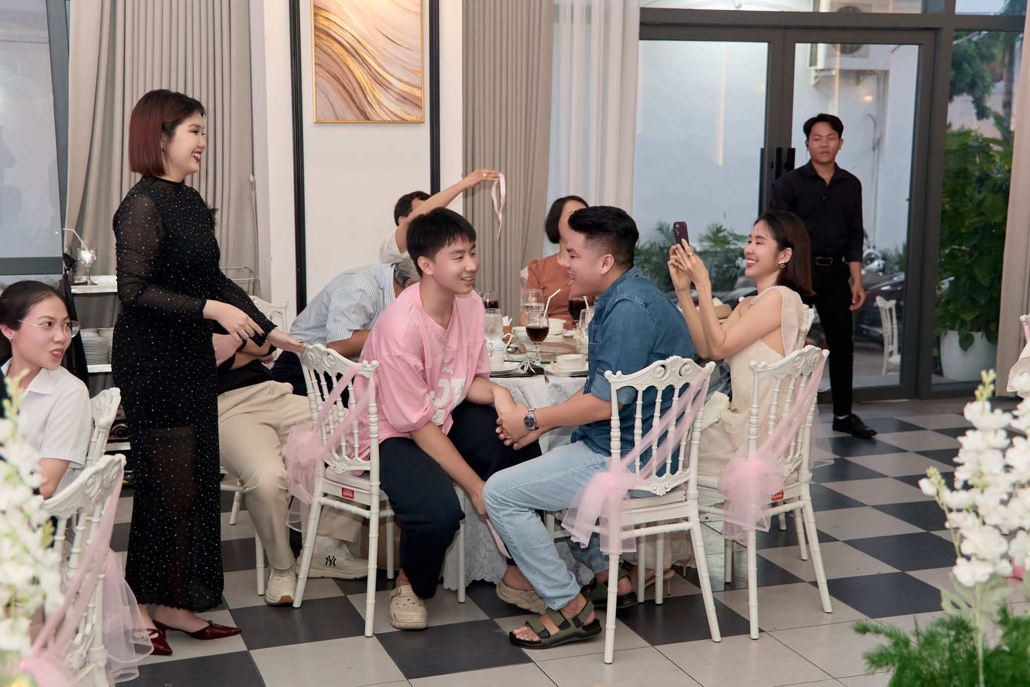 Cà Pháo được bố mẹ yêu thương, tạo mọi điều kiện tốt nhất để phát triển.