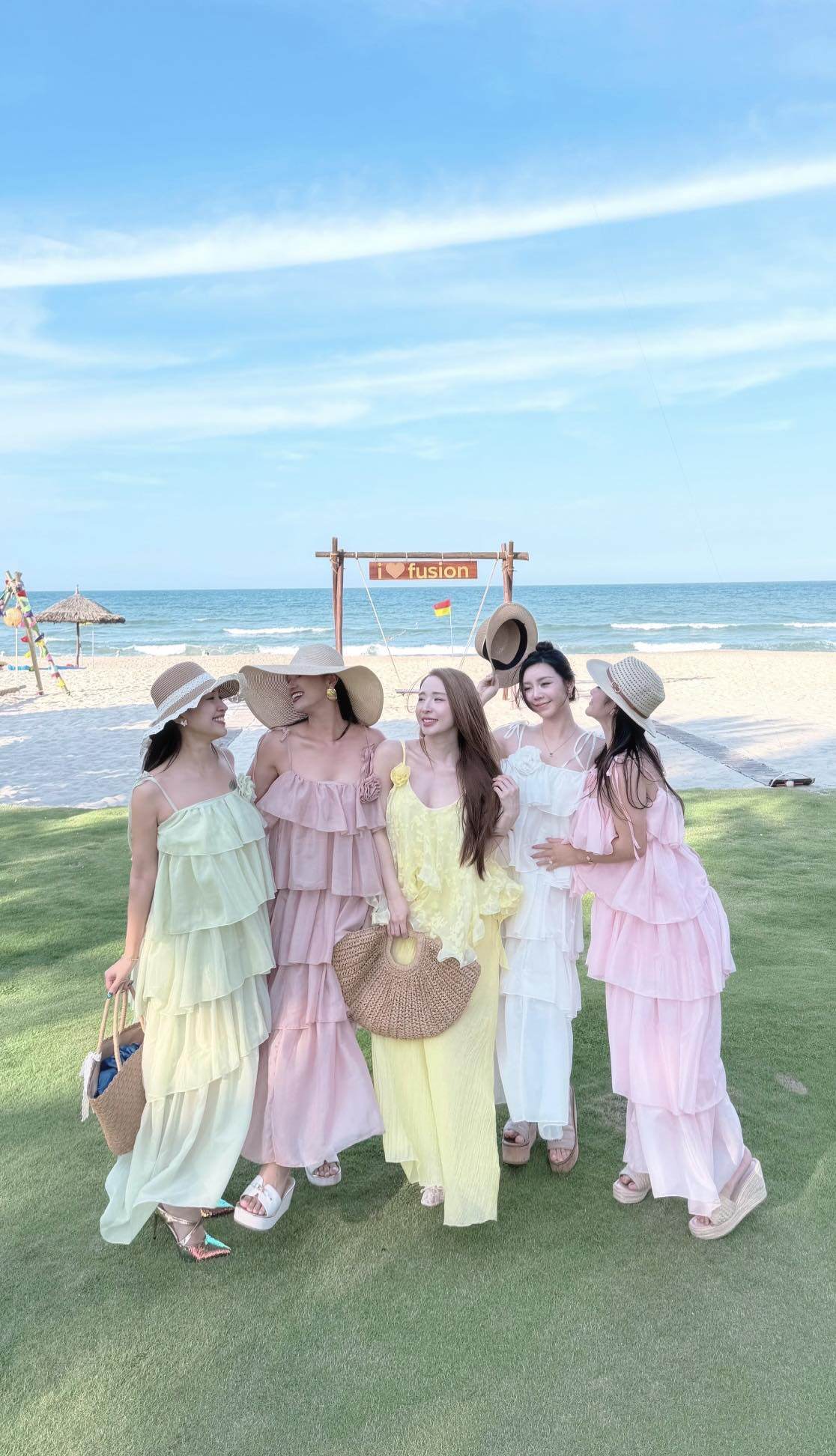 Hội mỹ nhân VTV tiếp tục ghi điểm với loạt váy maxi bèo tầng mang gam pastel ngọt ngào. Các thiết kế bay bổng màu hồng phấn, vàng bơ hay xanh mint giúp tổng thể vừa nữ tính, nhẹ nhàng vừa đậm chất thời trang nghỉ dưỡng mùa hè.