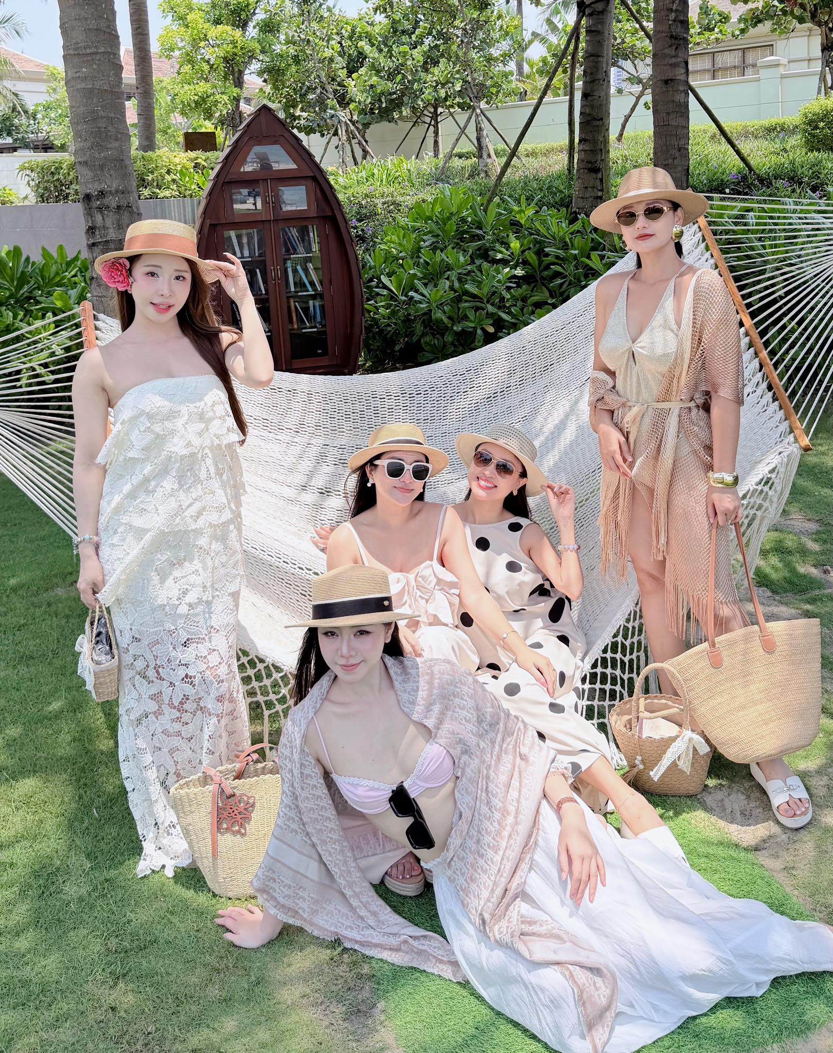 Dù mỗi người đều đã có định hướng cuộc sống riêng, thậm chí có người đã lập gia đình và làm mẹ, dàn mỹ nhân VTV vẫn giữ được nhan sắc rạng rỡ cùng phong độ vóc dáng đáng ngưỡng mộ sau nhiều năm hoạt động nghệ thuật.
