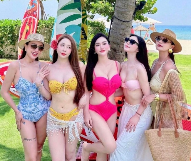 Dàn mỹ nhân đình đám diện bikini khoe vóc dáng bốc lửa.
