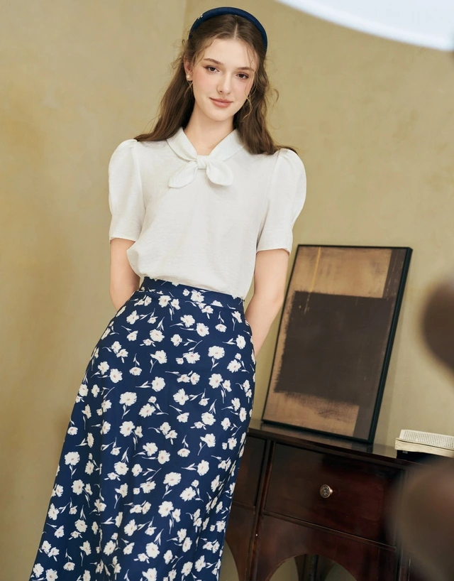 Áo phông oversized, sơ mi hay áo khoác jeans phối cùng chân váy hoa tạo nên vẻ ngoài phóng khoáng, trẻ trung và thời trang, rất phù hợp để dạo phố hoặc cà phê cuối tuần.