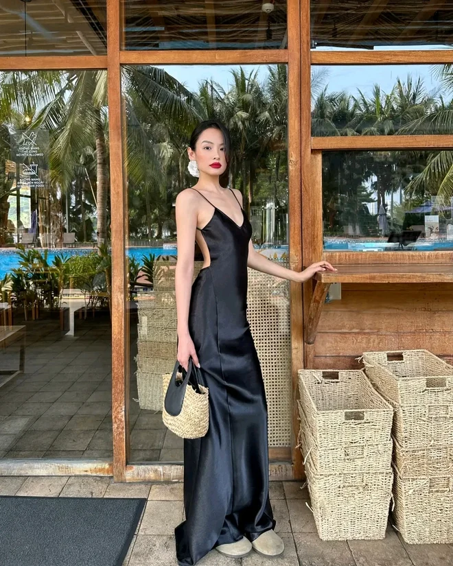 Những gam màu trung tính như trắng kem, champagne, đen hoặc nâu nhạt sẽ giúp tổng thể trông tinh tế và cao cấp hơn.