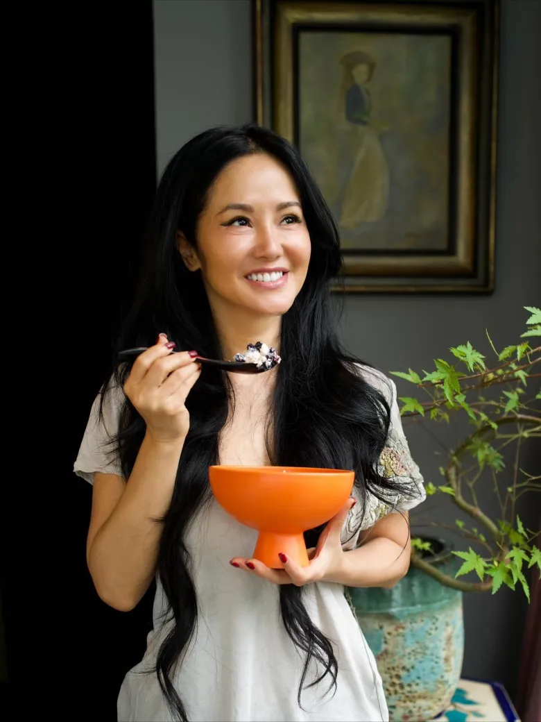 Dâu tằm thu hoạch từ vườn nhà được Hồng Nhung kết hợp cùng sữa chua Hy Lạp và các loại hạt, tạo nên bữa sáng giàu dinh dưỡng, tốt cho sức khỏe.
