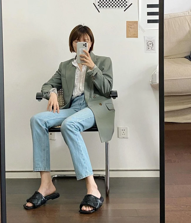 Blazer pastel phối cùng quần jeans tạo nên outfit năng động nhưng vẫn có điểm nhấn thanh lịch. Sự tương phản giữa denim và gam màu sáng giúp tổng thể thú vị hơn. Đây là lựa chọn phù hợp cho những ngày cần sự thoải mái nhưng vẫn muốn ăn mặc đẹp.