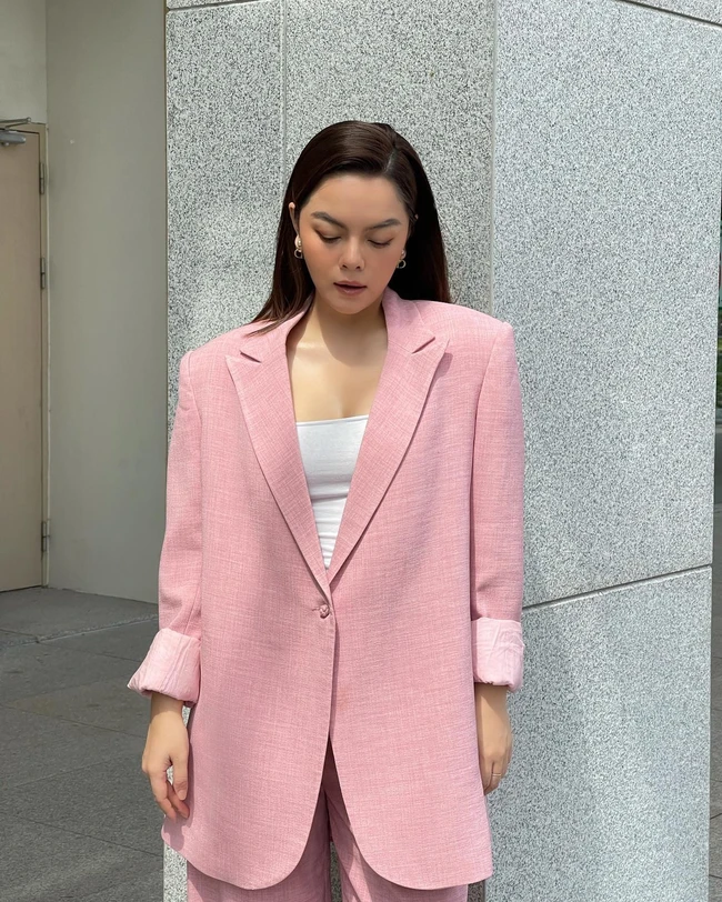 Blazer pastel được yêu thích nhờ khả năng hack tuổi và làm sáng tổng thể. So với sắc đen dễ gây cảm giác cứng nhắc, gam màu sáng giúp outfit mềm mại hơn. Ngoài ra, blazer pastel còn dễ phối đồ, phù hợp nhiều hoàn cảnh từ công sở đến dạo phố.