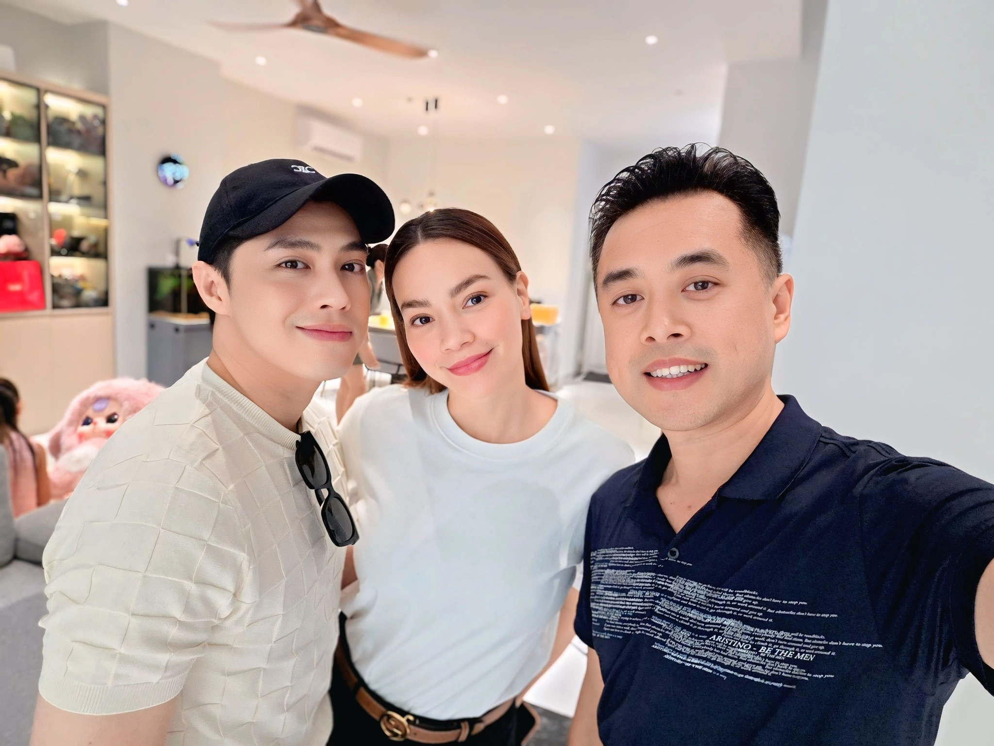 Hồ Ngọc Hà và Noo Phước Thịnh đến thăm nhà nhạc sĩ Dương Khắc Linh.