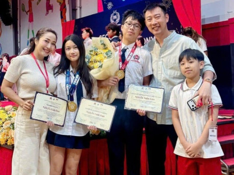 Ốc Thanh Vân khoe ảnh các con nhận giấy khen tại trường quốc tế, quý tử đầu lòng 15 tuổi đã cao ngang ngửa bố