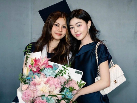 Lọ Lem diện set đồ gần 200 triệu đồng mừng em gái tốt nghiệp