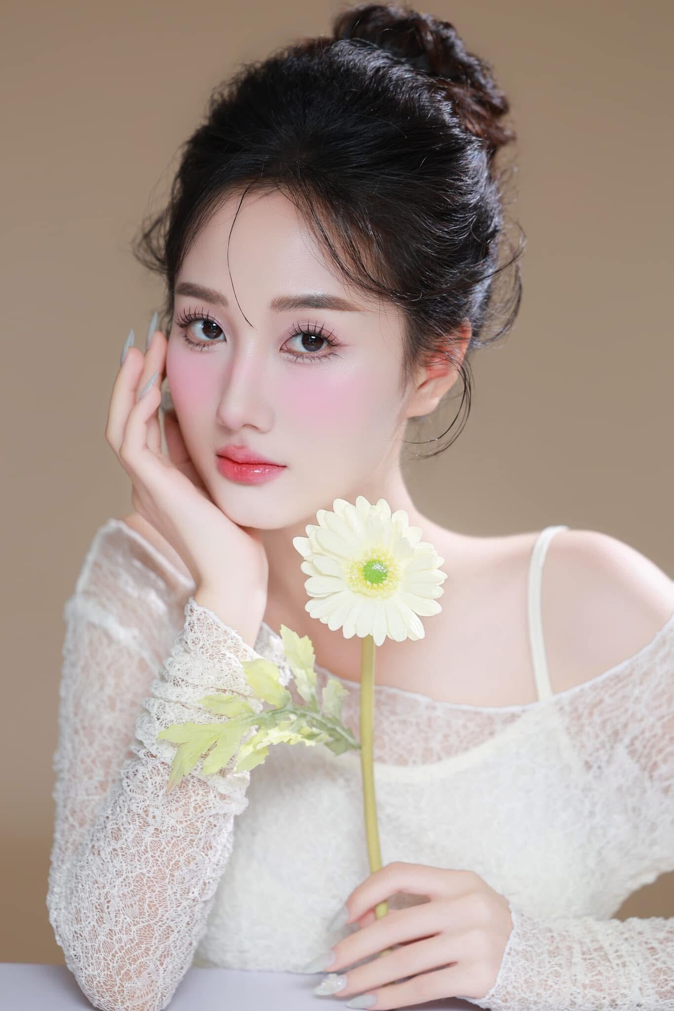 Nhan sắc của Hoàng Khánh Ly nhận được nhiều lời khen ngợi.