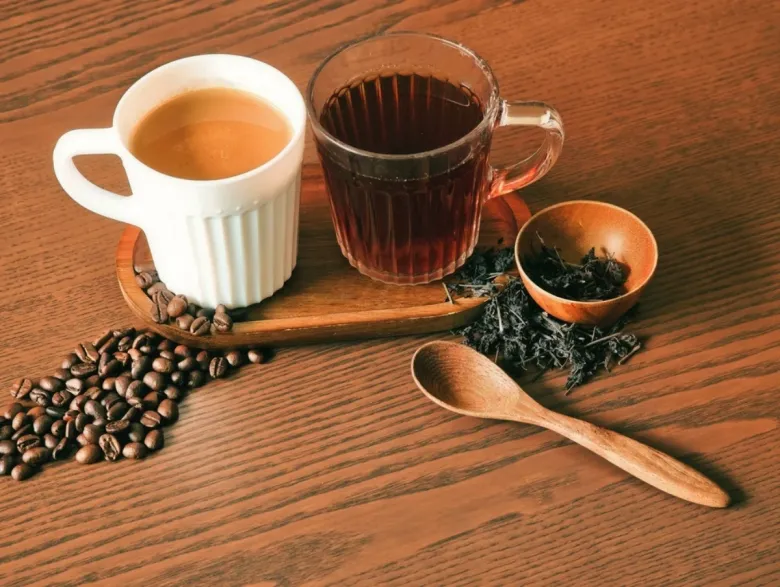 Sự kết hợp giữa trà xanh và cà phê được cho là giúp kéo dài cảm giác no, giảm cảm giác thèm ăn, hạn chế ăn quá mức và hỗ trợ kiểm soát đường huyết tốt hơn.