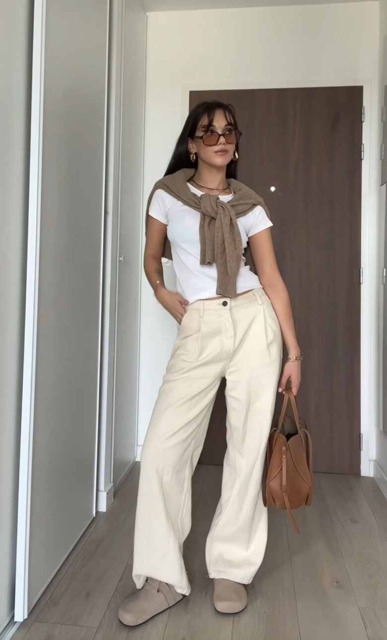 Barrel pants có form rộng nên khi phối với áo croptop hoặc áo dáng ngắn sẽ giúp cân bằng tổng thể. Phần eo được nhấn rõ, tạo hiệu ứng kéo dài chân. Đây là cách phối đơn giản giúp outfit trông gọn gàng và tôn dáng hơn.