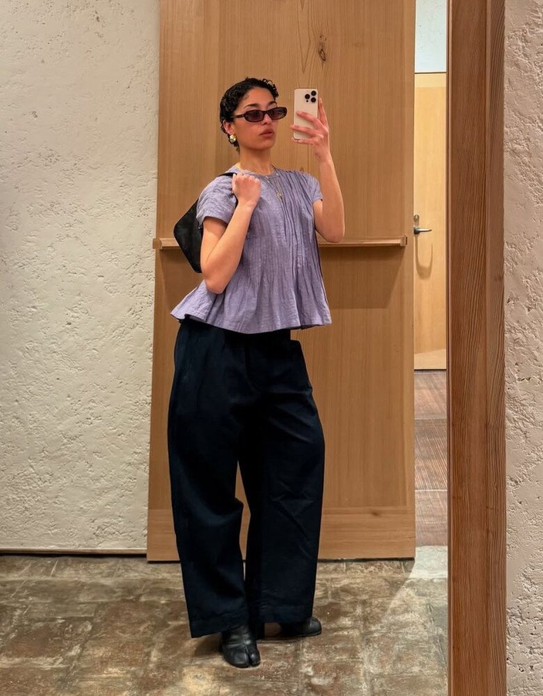 Áo blouse giúp cân bằng sự mạnh mẽ của barrel pants bằng nét mềm mại, nữ tính. Những chi tiết như tay bồng hay chất liệu nhẹ tạo cảm giác nhẹ nhàng hơn. Khi kết hợp, outfit vừa hiện đại vừa tinh tế, phù hợp nhiều hoàn cảnh khác nhau.