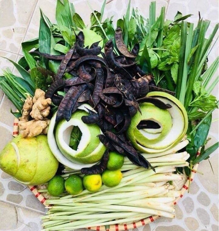 Vỏ bưởi có thể nấu nước để gội đầu, xông tóc hoặc dùng tinh dầu massage da đầu. Chỉ cần đun vỏ bưởi với nước, để nguội rồi xả tóc 2-3 lần mỗi tuần, kết hợp massage nhẹ giúp dưỡng chất thấm sâu, hỗ trợ tóc chắc khỏe và mềm mượt hơn.
