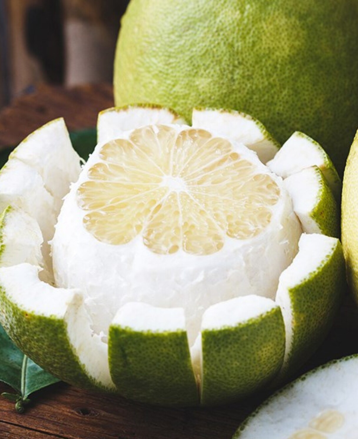 Vỏ bưởi chứa tinh dầu, vitamin A, C và chất chống oxy hóa giúp kích thích mọc tóc, giảm gãy rụng và nuôi dưỡng da đầu khỏe mạnh. Đồng thời, nguyên liệu này còn hỗ trợ làm sạch dầu nhờn, giảm gàu và mang lại mái tóc bóng mượt tự nhiên.