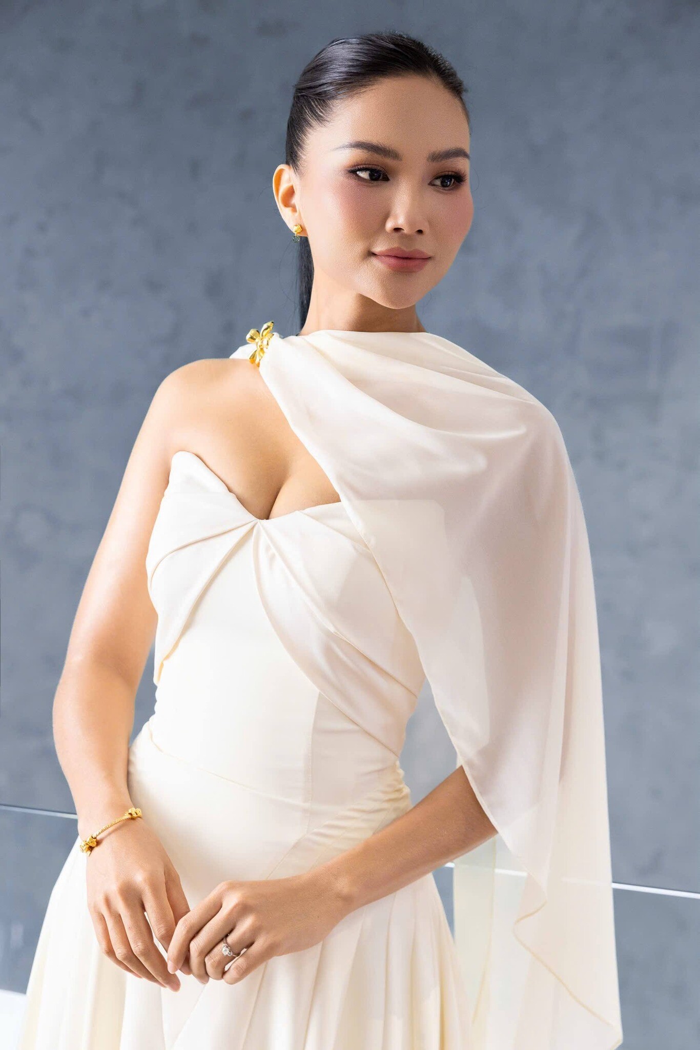Người đẹp 9X ghi điểm với gu thời trang đa dạng, linh hoạt biến hóa từ thanh lịch, nữ tính đến quyến rũ, cá tính. Những thiết kế tôn dáng cùng cách phối đồ tinh tế giúp cô luôn nổi bật, đồng thời khéo léo khoe lợi thế hình thể và thần thái cuốn hút.