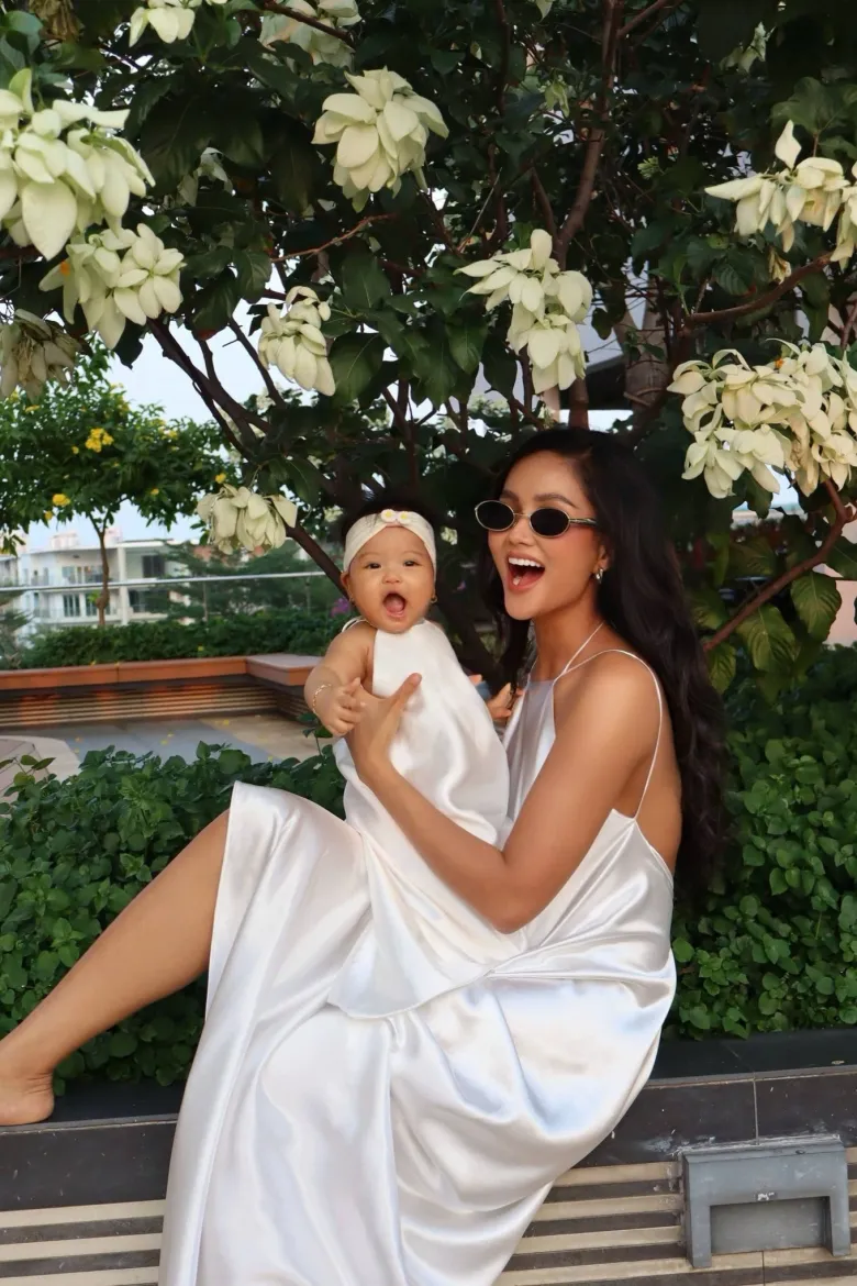 Bé Harley - con gái HHen Niê là một trong những nhóc tỳ Vbiz nhận được sự quan tâm từ đông đảo người hâm mộ.