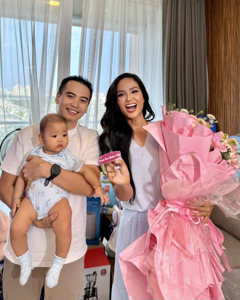 Trên trang cá nhân, vợ chồng HHen Niê thoải mái chia sẻ hành trình trưởng thành của con.