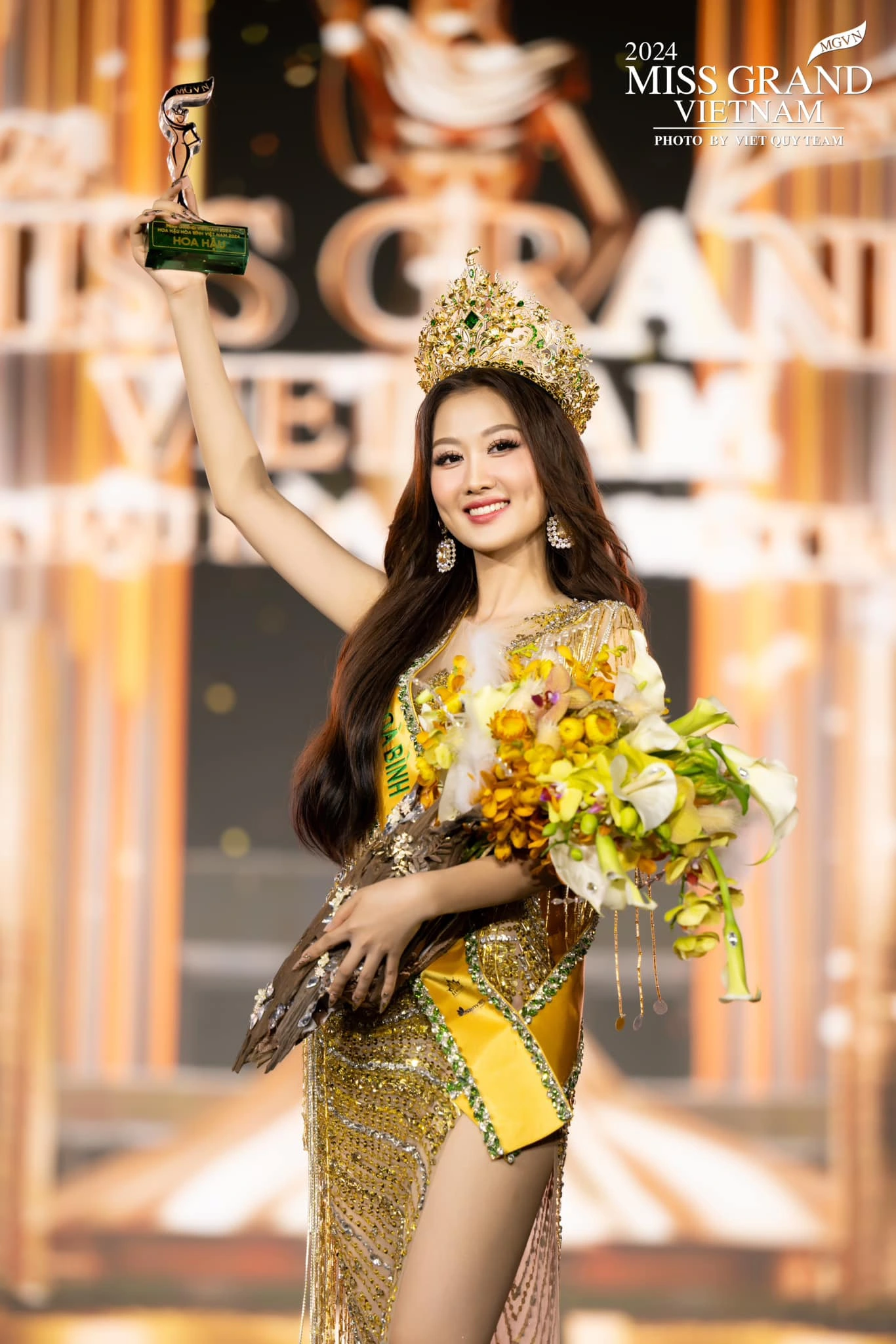 Cô đăng quang Hoa hậu Hòa bình Việt Nam 2024 ở tuổi 23.