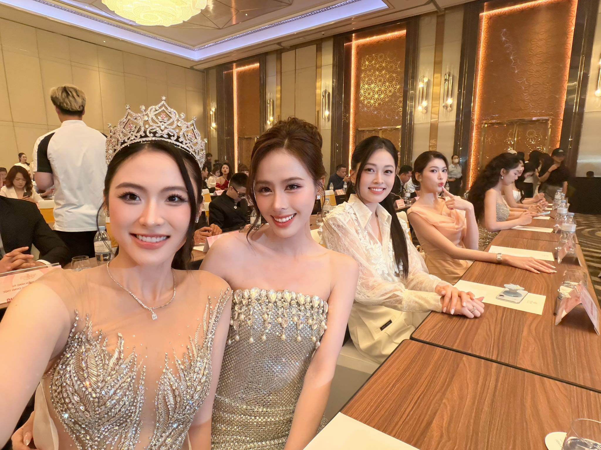 Dàn Á hậu Việt Nam có dịp hội ngộ trong cùng một khung ảnh.