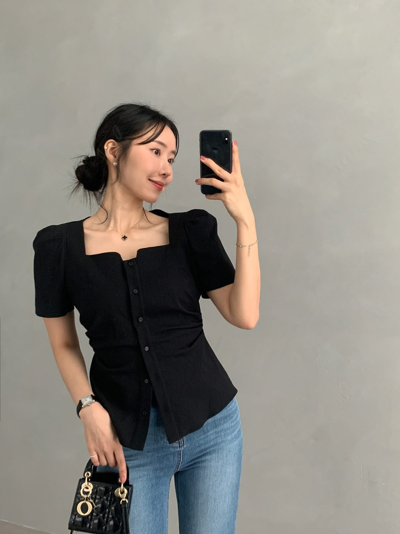 Blouse cổ vuông giúp phần cổ và vai trông thanh thoát hơn khi phối cùng quần jeans cạp cao. Đây là kiểu outfit vừa nữ tính vừa mang cảm giác hiện đại.