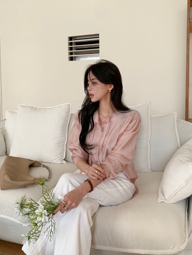 Blouse màu pastel giúp tổng thể trông tươi tắn và nhẹ nhàng hơn. Khi phối cùng quần jeans sáng màu, outfit mang lại cảm giác hiện đại và nữ tính hơn rõ rệt.