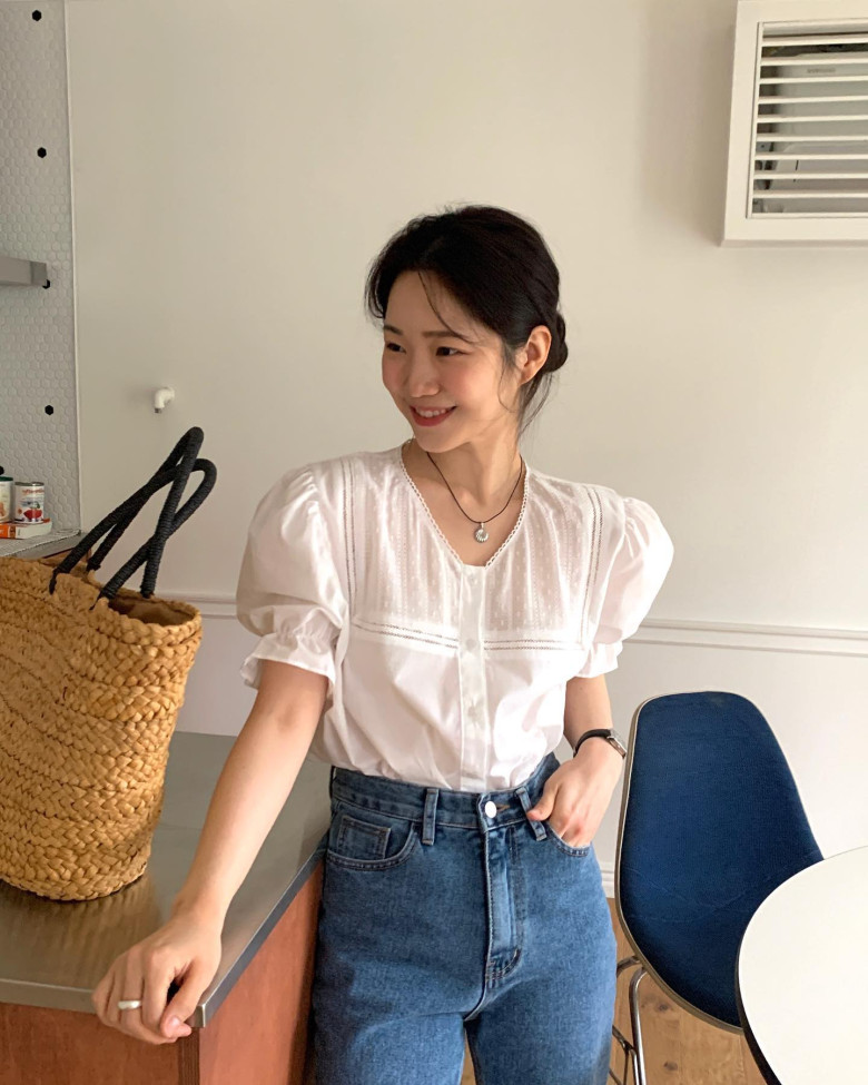 Blouse trắng phối cùng jeans xanh mang lại cảm giác thanh lịch nhưng vẫn trẻ trung. Đây là công thức đơn giản, dễ mặc và gần như không bao giờ lỗi mốt theo thời gian.