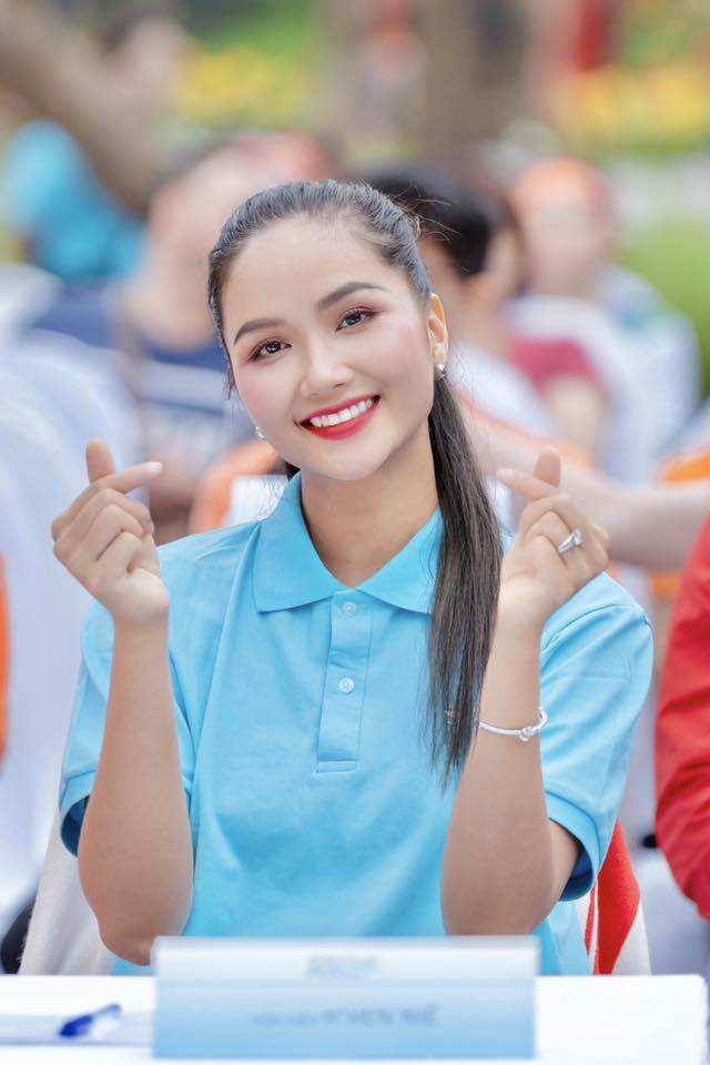 Sau sinh nở, HHen Niê đã trở lại với công việc. Bước sang tuổi 34, người đẹp được khen ngày càng nhuận sắc.