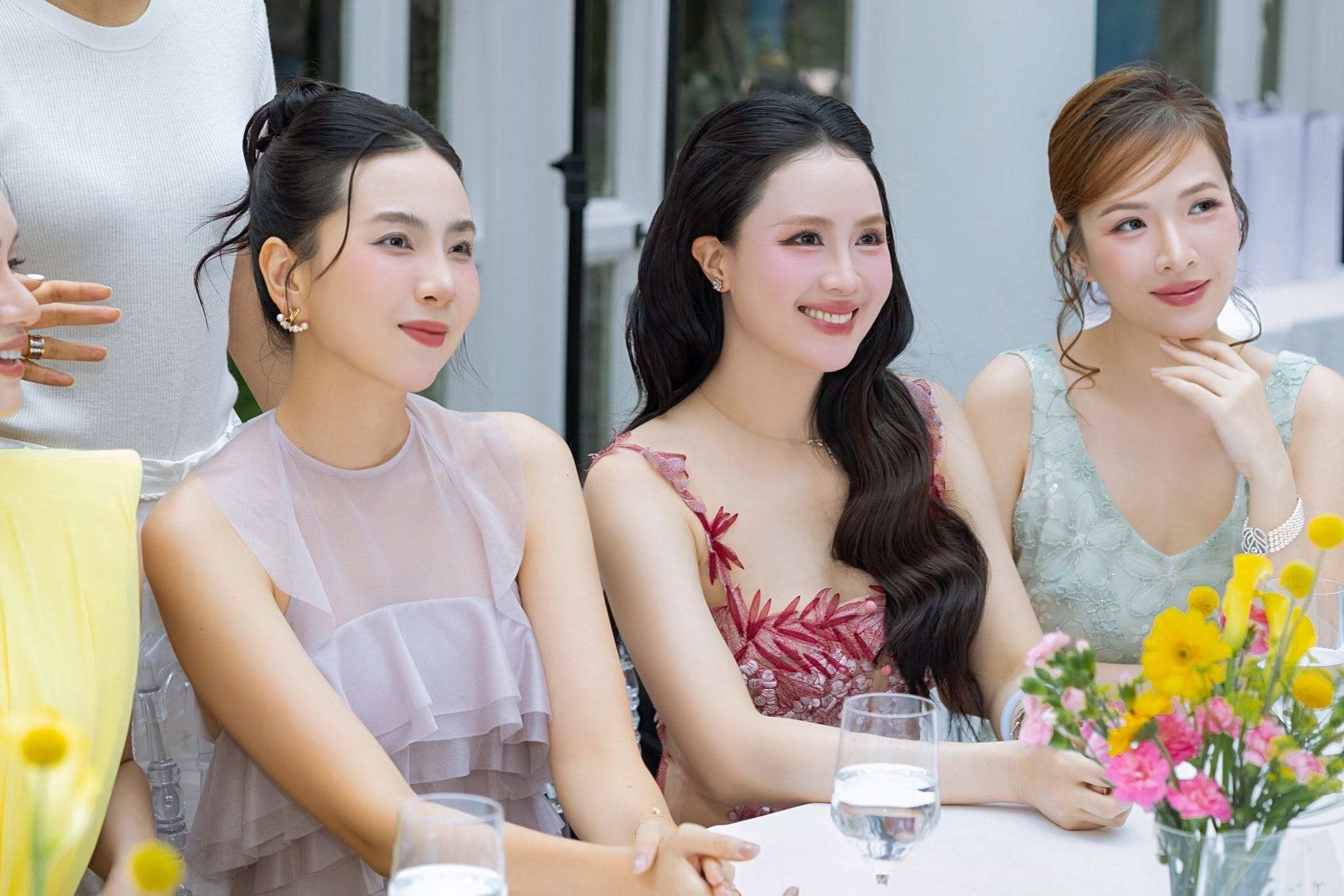 Khung ảnh gây sốt của diễn viên Hồng Diễm bên cạnh MC Mai Ngọc và MC Đan Lê.