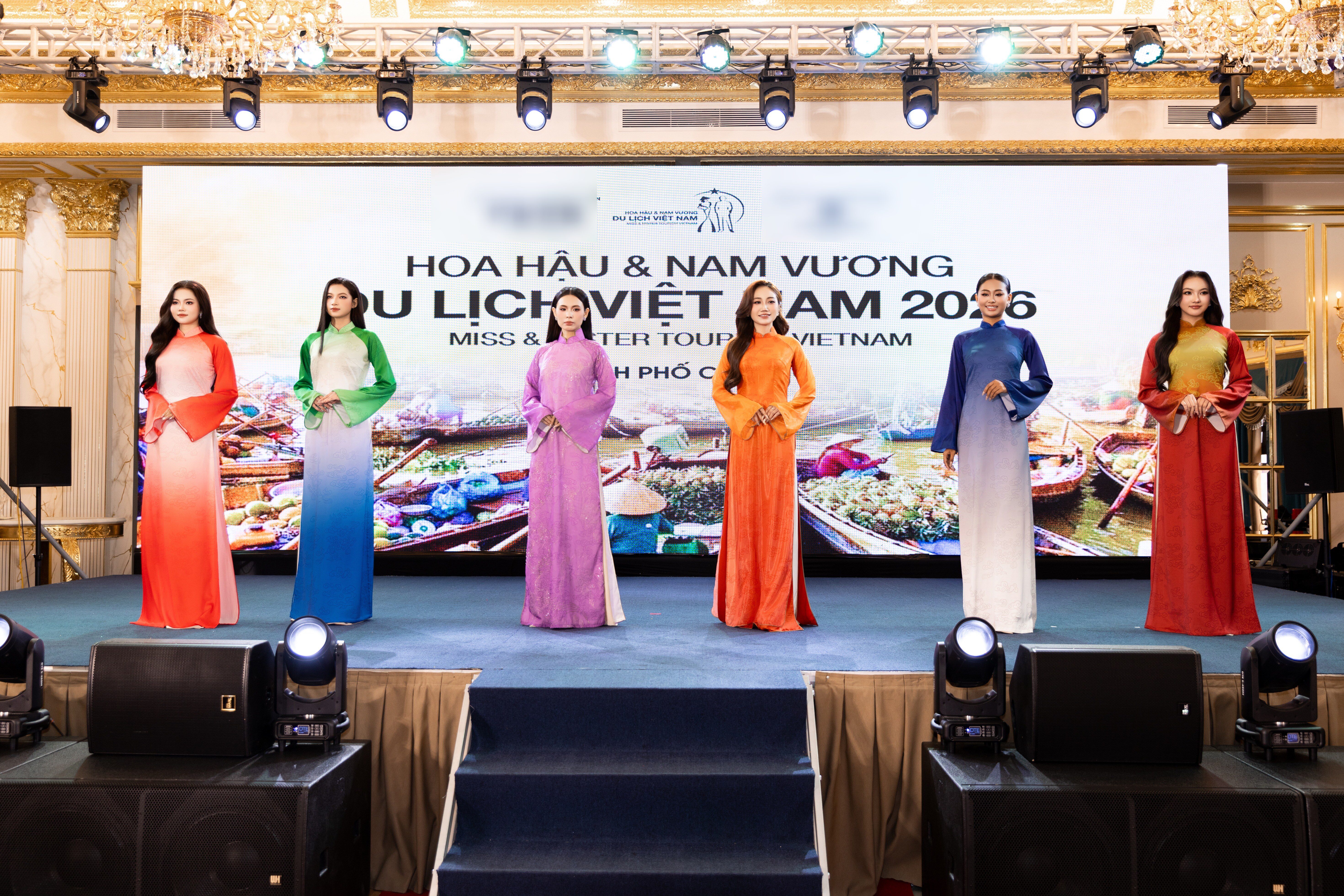 Top 50 thí sinh Hoa hậu và Nam vương Du lịch Việt Nam 2026 diện áo dài.