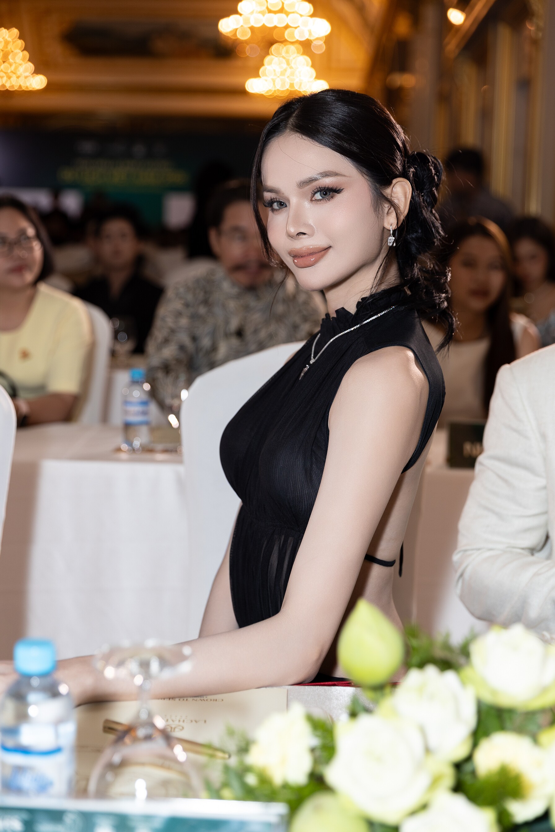 Miss International Queen Vietnam 2025 Hà Tâm Như khoe lưng trần nuột nà.