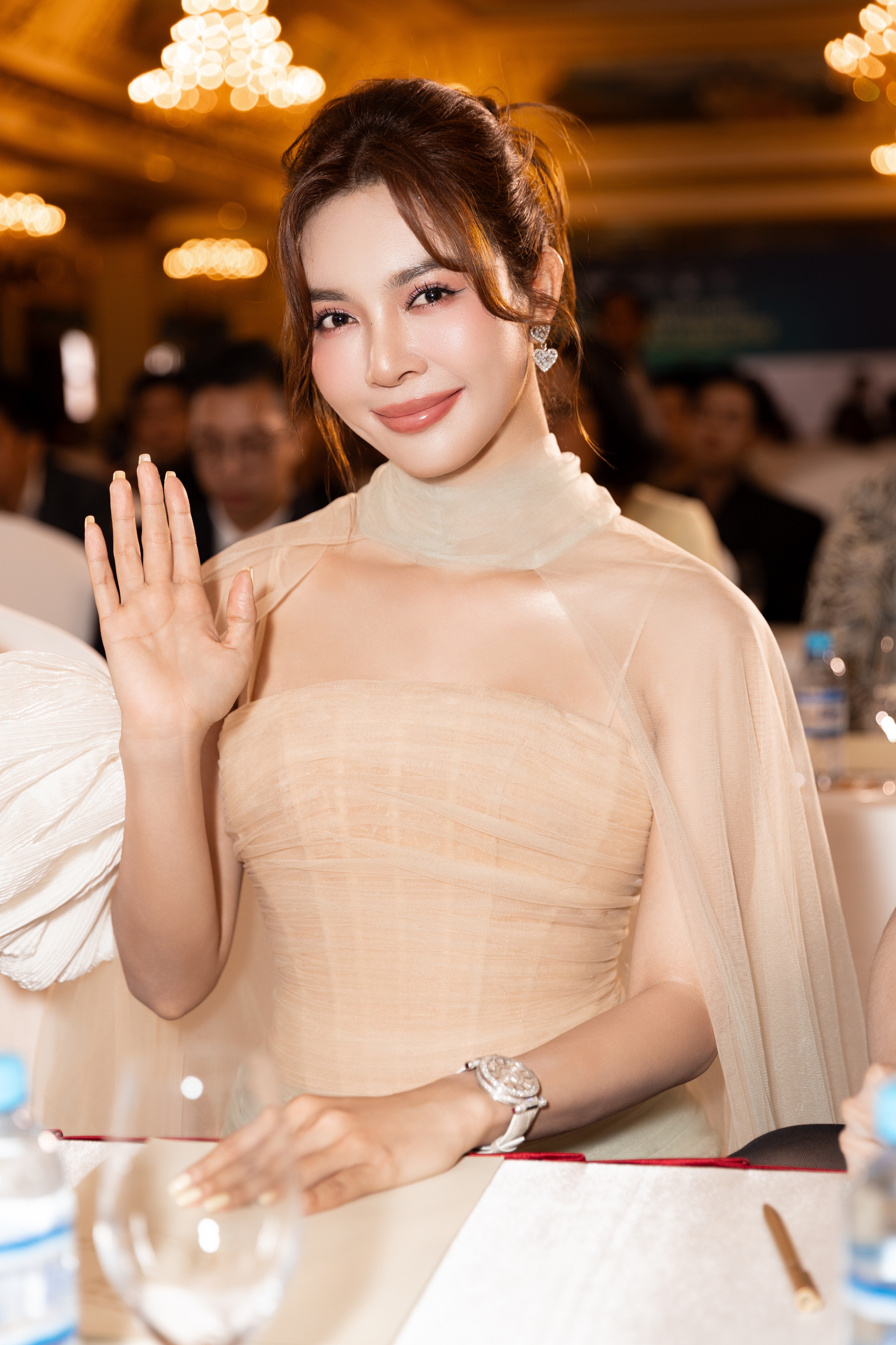 Á hậu Thiên Hương diện đồng hồ tiền tỷ.