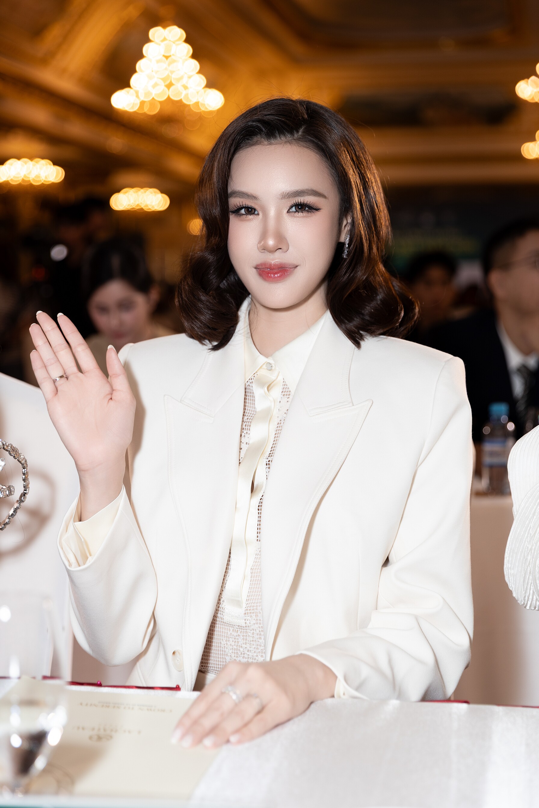 Miss Earth Water Trịnh Mỹ Anh hoá nữ tổng tài quyền lực.
