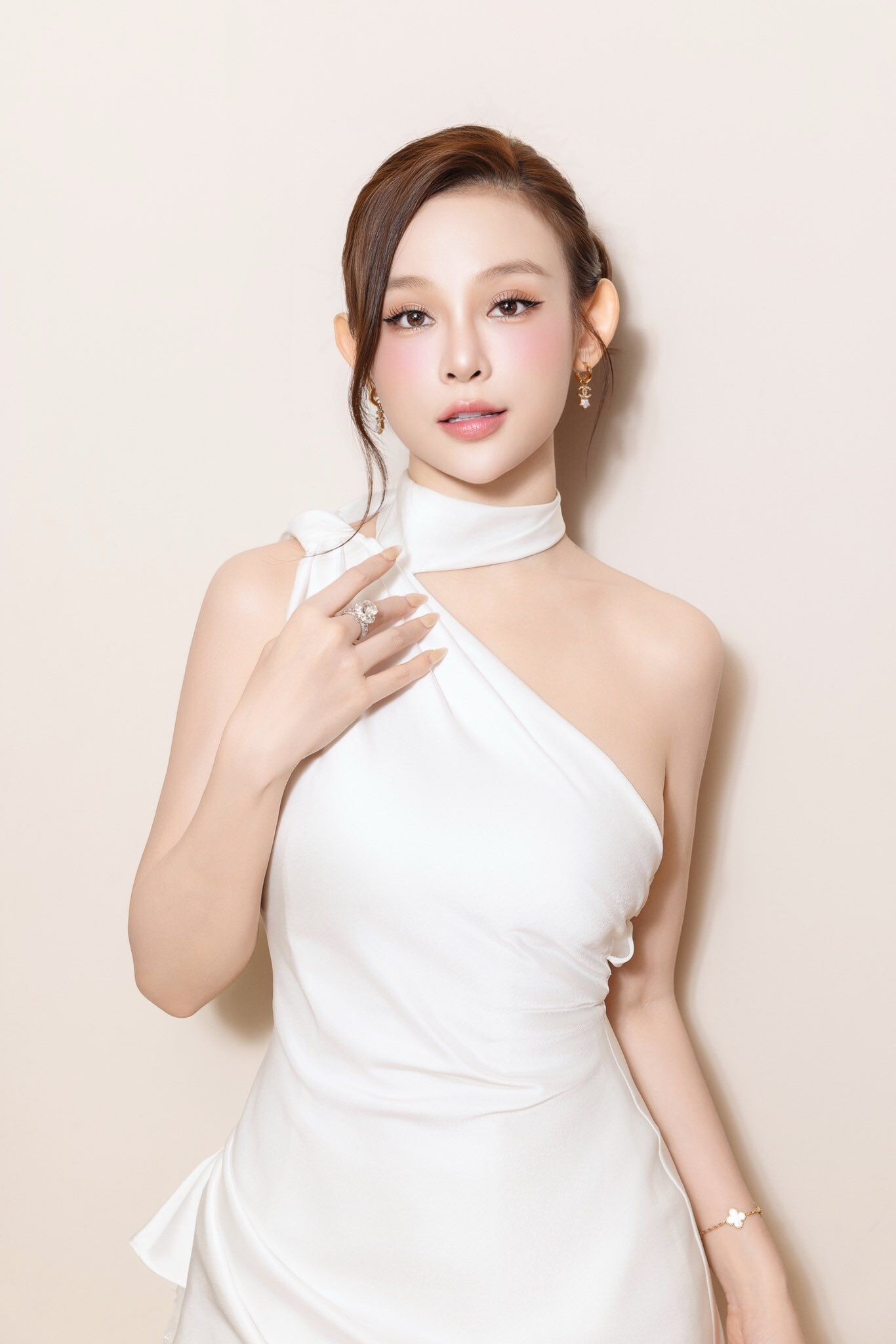 Huyền Baby nhiều lần khiến hội chị em thi nhau xin vía vì được chồng hết mực cưng chiều.